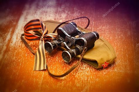 Предметы Второй мировой войны: военный бинокль, полевая фуражка, Джордж ...