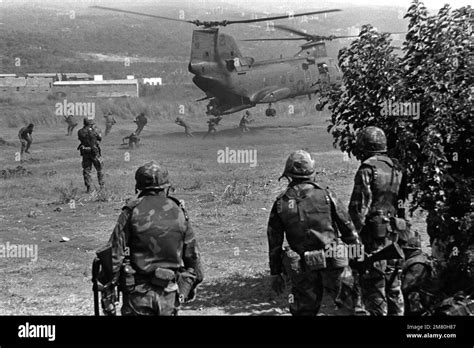 Chinook Helicopter Landing Black And White Stock Photos And Images Alamy