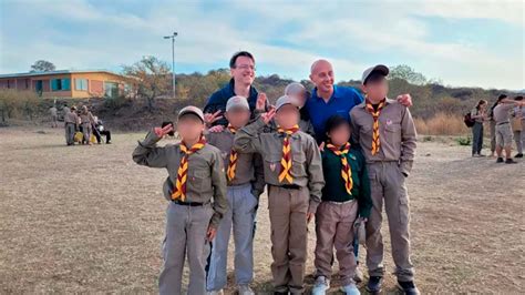 Familia diversa Pareja gay adopta a 6 hermanos huérfanos que no querían separarse