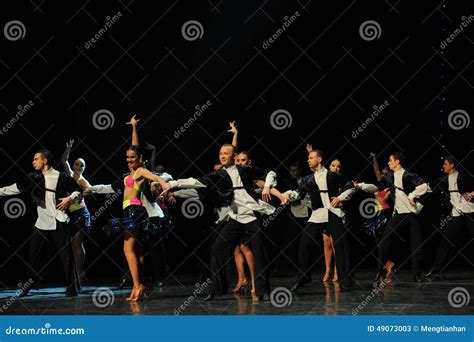 Caliente En Danza Del Mundo De Toda La De Las Direcciones Del Bikini