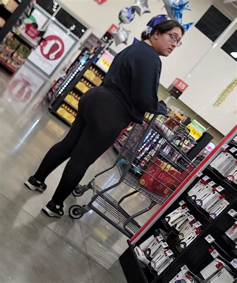 Cubby Sees Camera And Likes It Big Ass Vpl Spandex Leggings Yoga Pants Forum