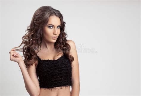 Belle Femme De Brunette Longs Cheveux Boucl S Photo Stock Image Du Brune Coloration