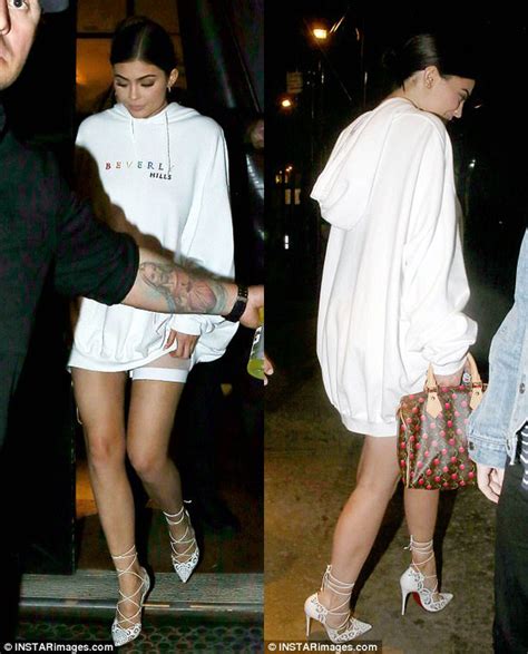 Chị em Kendall Kylie đọ vẻ gợi cảm Người lộ chân ngực kẻ bán nude khoe boot trăm triệu đồng