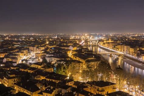 Paisagem Urbana Iluminada Pelo Rio Adige Contra O C U Noite Foto