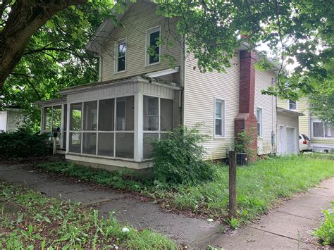 313 Comstock St, Adrian, MI 49221 - See Est. Value, Schools & More