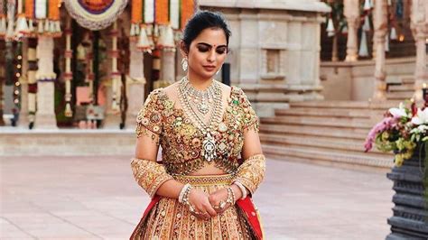 Isha Ambani Wore A Blouse Made Of Diamonds And Gold Jewellery At