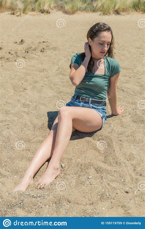 Brunette in De Theel En Blauw Op Een Strand Stock Afbeelding Image of wijfje californië