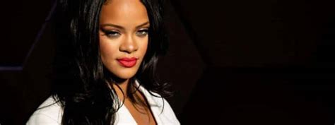 Rihanna en bikini noir très sexy elle affole la toile dans un défilé très chaud vidéo