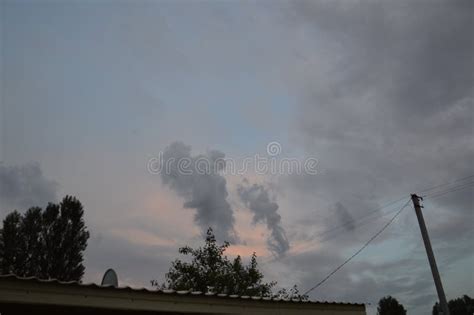 Nubes Al Atardecer Antes Del Trueno Y La Lluvia Imagen De Archivo