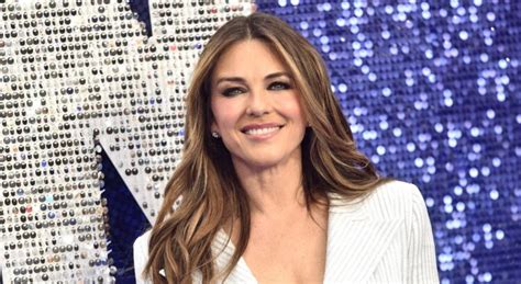 Elizabeth Hurley Ans En Vacances Aux Cara Bes Elle Ose Le Bikini Et Fait Encore Sensation