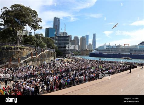 hundreds  people   forecourt   sydney opera house waiting