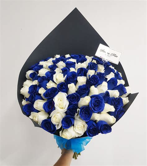 Ramo De 100 Rosas Blanco Y Azul Amore Mio Flores