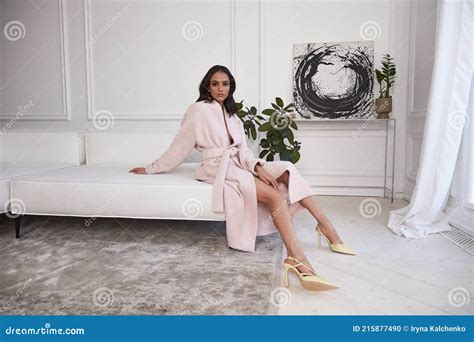 Fashion Style Model Pretty Woman Perfect Body Shape Dark Tanned Skin Brunette Hair Wear Stylish