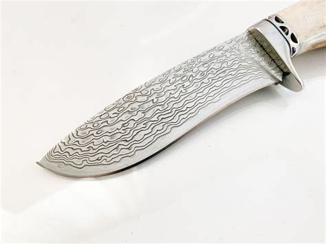 Ловен нож ръчно направен от дамаска японска стомана,дръжка от еленов ...