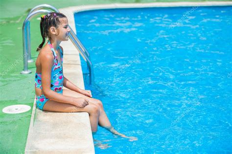 Jolie Jeune Fille Au Bord De La Piscine Image Libre De Droit Par Macsim © 9128896