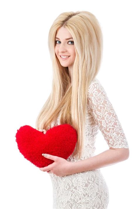 Belle Fille Blonde De Sourire Avec Le Coeur Dans Des Mains Photo Stock Image Du Adulte