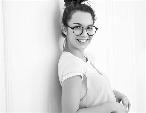 Portrait De Jeune Fille Brune Belle Modèle De Fille Avec Du Maquillage Nude Dans Des Vêtements