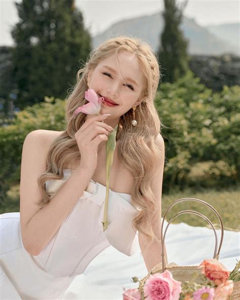 Top những hot girl làng game dù là hoa có chủ vẫn khiến fan nam mê mệt