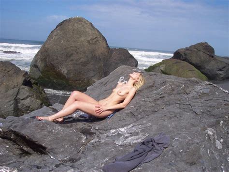 Small Breast Exhibitionist MILF Stephanie Porn Pic