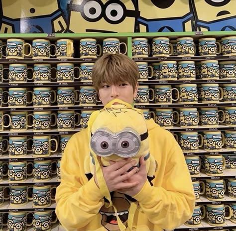 현진 이현빈 adlı kullanıcının Sizin Pinleriniz panosundaki Pin Gay Bebek sincap Şarkıcılar