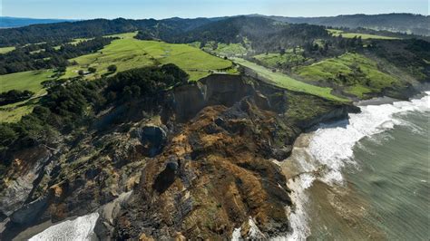 Massive Landslide Collides With Pacific Ocean Youtube