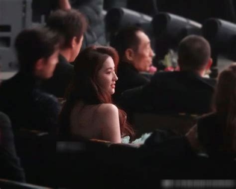 Tấm ảnh hot nhất MXH hiện nay Hồ Ca ngồi giữa rừng hoa Dương Mịch Angelababy đẹp đỉnh