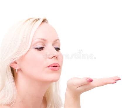 Femme Blonde Soufflant Tout En Envoyant Un Baiser D Air Photo Stock Image Du Fond Flirter