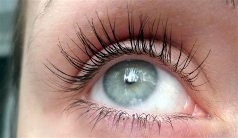 Jak aplikovat ricinový olej na řasy: jak aplikovat a používat na obočí