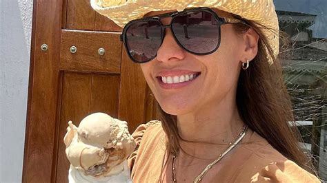 A sus años Pampita estrenó su soltería en bikini taparrabos desde Ibiza