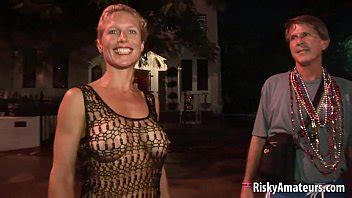 Amateurs sexys desnudos divirtiéndose en la calle XVIDEOS