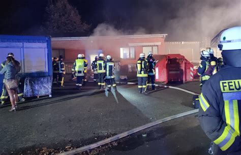 Alarm Bung Feuer In Einer Produktionshalle Mehrere Personen Vermisst