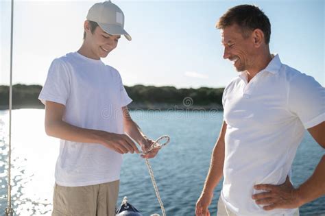 Homme Mature Et Son Fils Passer Du Temps Sur Le Yacht Et Avoir L Air Heureux Photo Stock Image