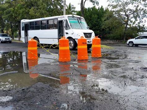 Intensa Fuga De Aguas Negras En Avenida Gonzalo De Sandoval