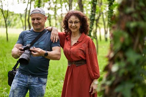 Photographe Avec Son Mod Le Mature Dans Le Parc Image Stock Image Du Roux Robe