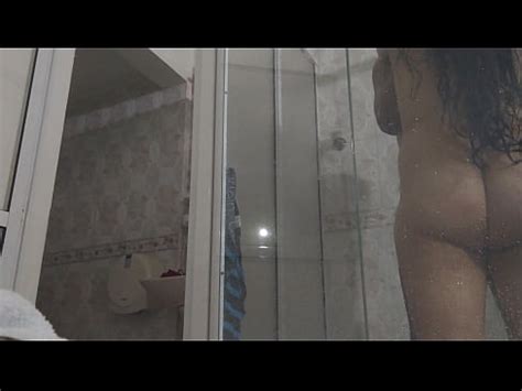 hermosa latina tetona y culona coge con su amante en el baño XVIDEOS