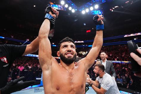 UFC Lightweight Title Contender Plans To Get Khamzat Chimaev To Help