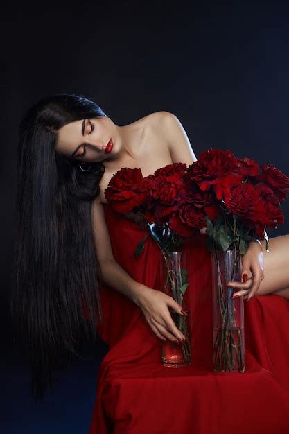 Premium Photo Sexy Brunette With A Bouquet Of Red Roses On The Floor Long Hair Nude Body