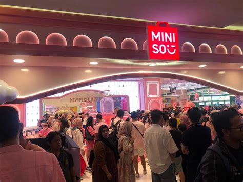 miniso land gerai terbesar miniso  dunia resmi dibuka  central