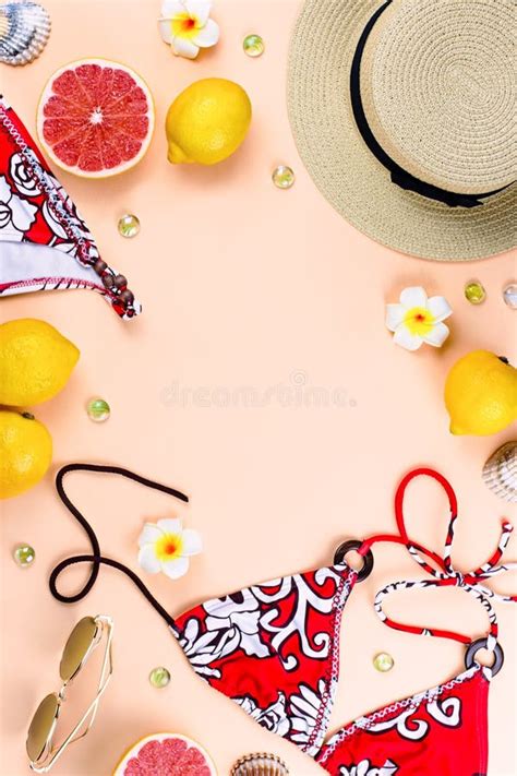 Traje De Ba O Del Bikini Con El Sombrero De Paja Las Flores Y Las Frutas Dise O Plano