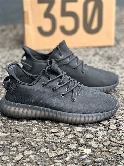 Купить кроссовки Adidas Yeezy Boost 350 V2 черные в СПБ