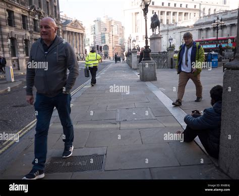 Barfuß Obdachlos Fotos Und Bildmaterial In Hoher Auflösung Alamy