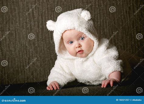 Piccolo Bambino in Costume Dell'orso Bianco Immagine Stock - Immagine ...