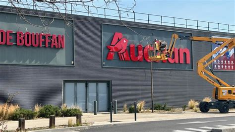 L enseigne Auchan s affiche déjà sur les façades du centre commercial