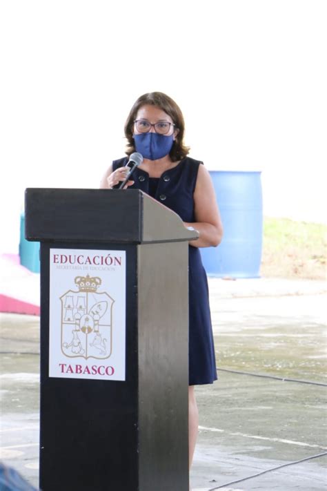 Hoy Como Ayer Docentes Cumplen Con Su Tarea De Educar Dentro Y Fuera