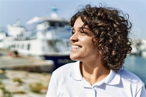 Jovencita Latina Sonriendo Feliz Parado En La Playa Foto De Archivo Imagen De Hermoso