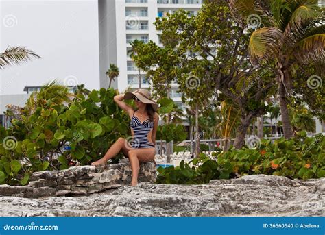Mujer De La Moda De Los J Venes En Bikini Foto De Archivo Imagen De Cristales M Xico
