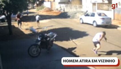 Vídeo flagra homem atirando na cabeça de vizinho que varria sua calçada