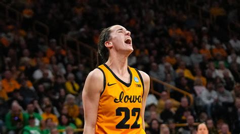 Closing first-half kick sends Iowa women's basketball past SELA