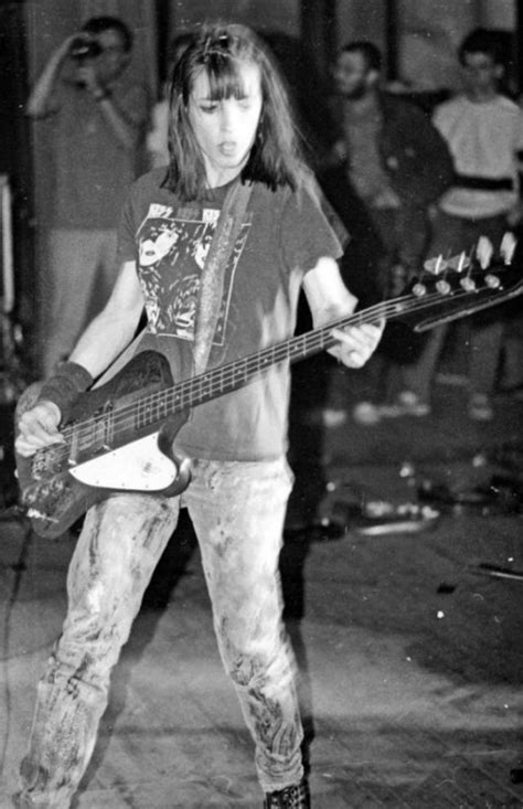 30 Amazing Photographs Of A Sexy Kim Gordon Of Sonic Youth On The Stage