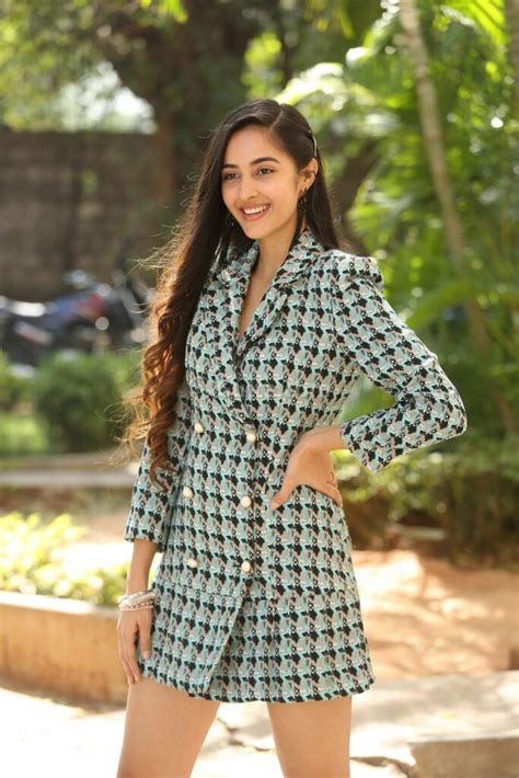 Pics Simrat Kaur Looks Trendy